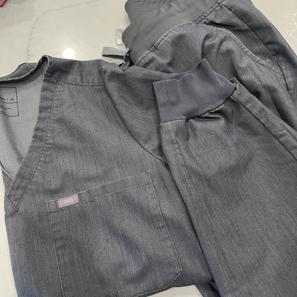 Gray Figs scrub set.top and bottoms size medium